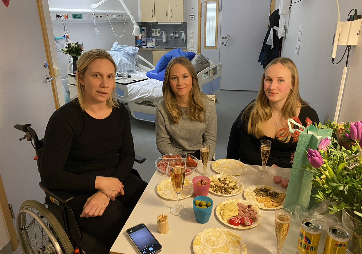 Brain injury survivor Elin pictured in hospital with family members